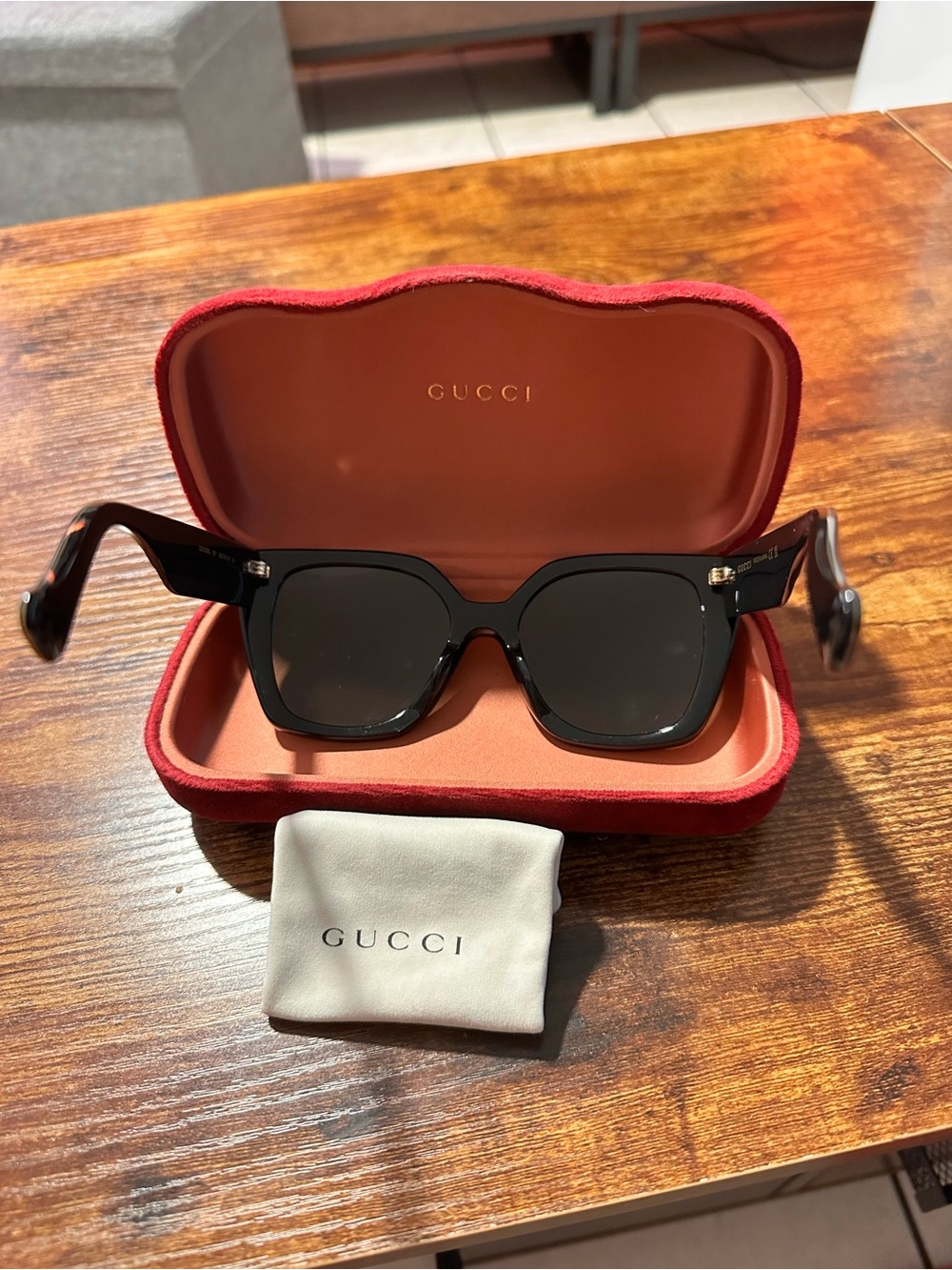 Gucci Black Square Sunglasses with Tortoiseshell Temples - Picture 4 of 8